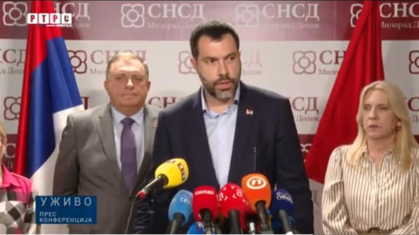 Tata i sin na konferenciji za novinare o izborima