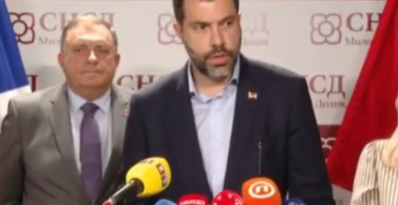 Тата и син на конференцији за новинаре о изборима