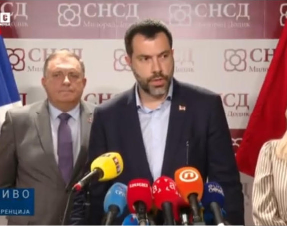 Tata i sin na konferenciji za novinare o izborima