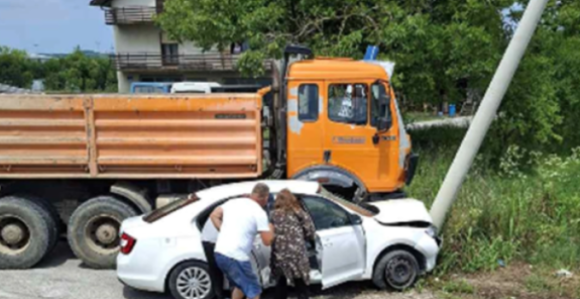 Удес у Лакташима, аутомобил ударио у бандеру