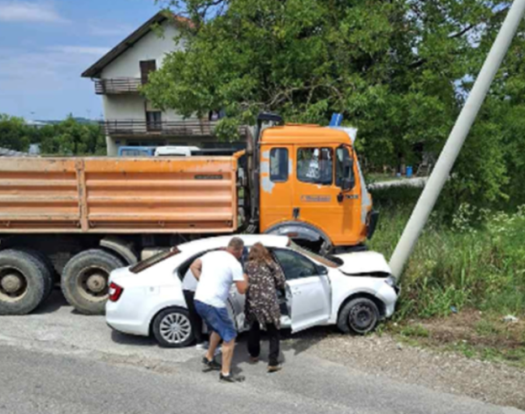 Udes u Laktašima, automobil udario u banderu