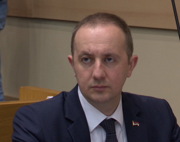 Miniću, privatizaciju u Šamcu sproveo SNSD, a ne SDS!