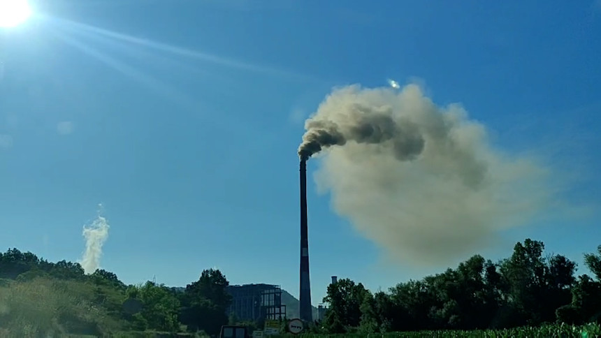 Gust i crn dim vijori se iznad TE Ugljevik