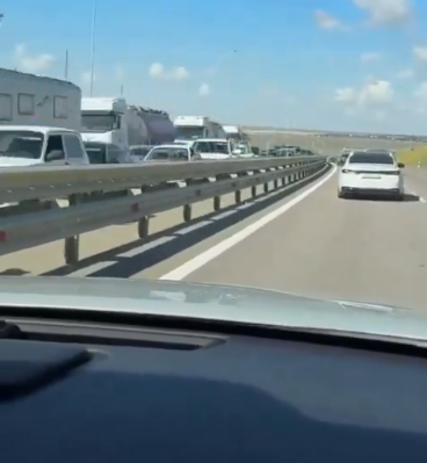 Километарске колоне на излазу са Крима, људи бјеже (ВИДЕО)