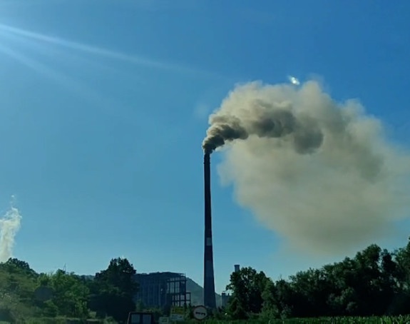 Gust i crn dim vijori se iznad TE Ugljevik