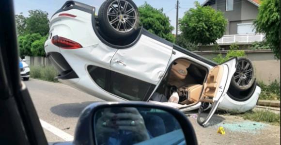 Na putu Bijeljina - Zvornik saobraćajka: Prevrnut automobil