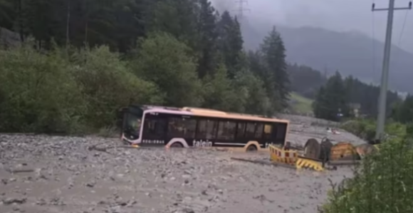 Snažno nevrijeme u Austriji: Bujica odnijela autobus