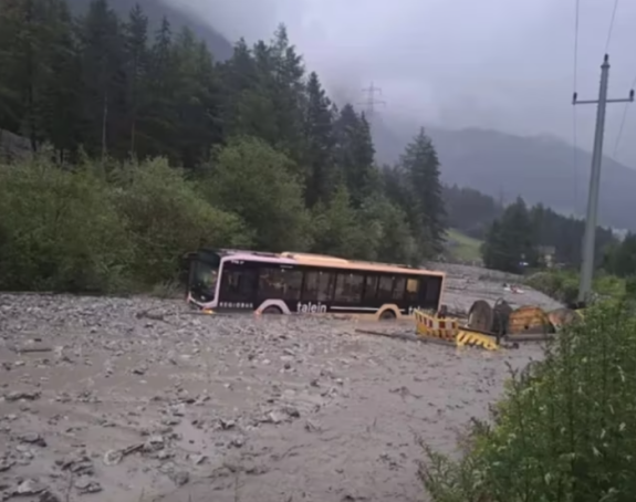 Snažno nevrijeme u Austriji: Bujica odnijela autobus