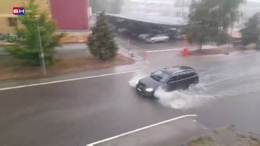 Nevrijeme i brojni radovi usporavaju saobraćaj
