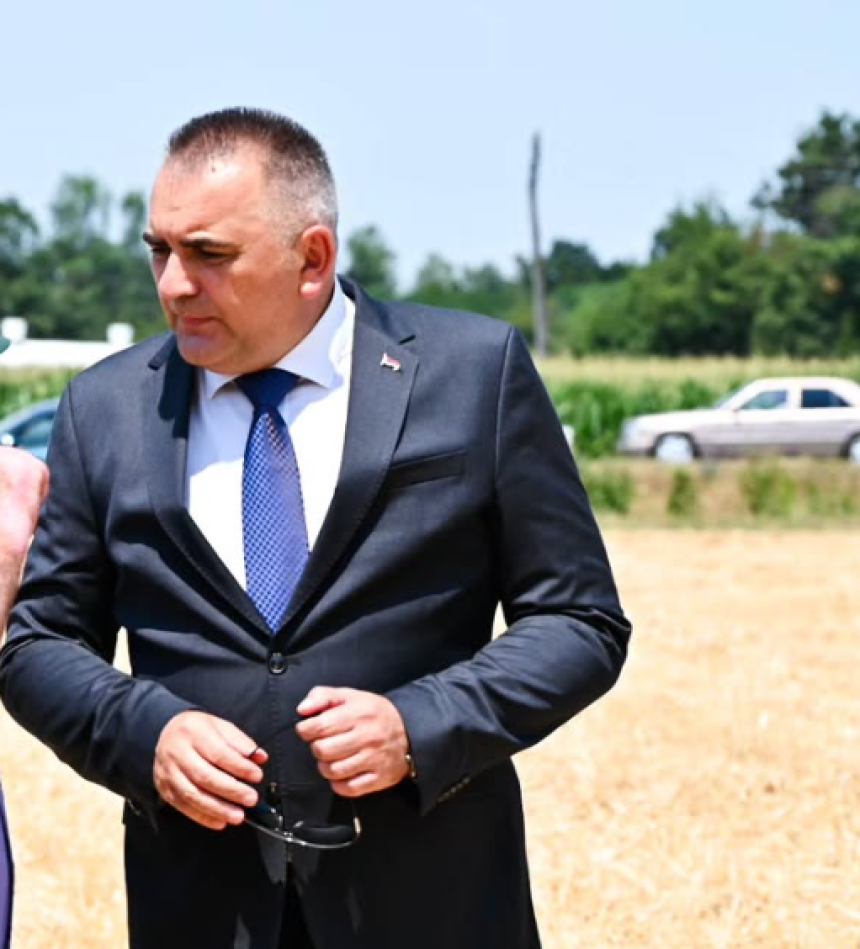 Automobil Save Minića oštećen na putu kod Nove Topole