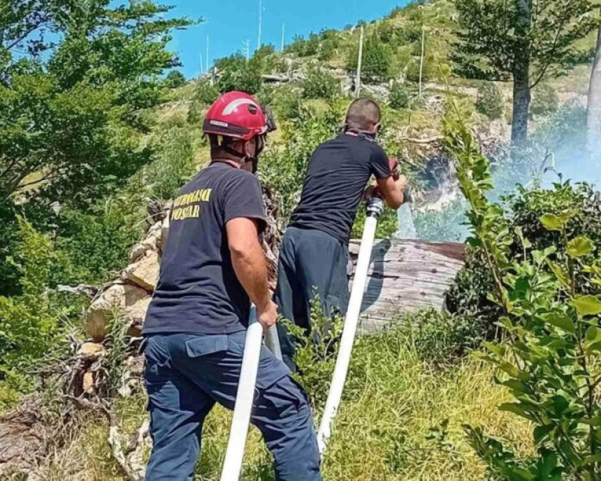 Vatra zahvatila minsko polje, odjekuju detonacije