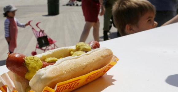 Dobar apetit: Pojeo 66 hot-dogova za 10 minuta (FOTO)