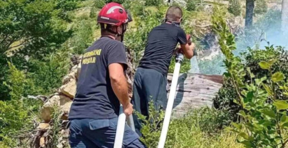 Vatra zahvatila minsko polje, odjekuju detonacije