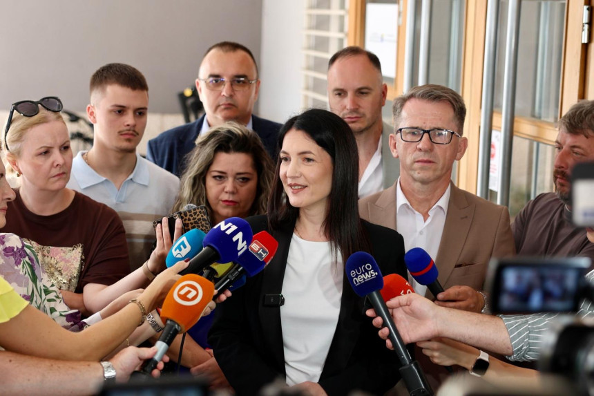 Narodni front na čelu sa Jelenom Trivić predao liste