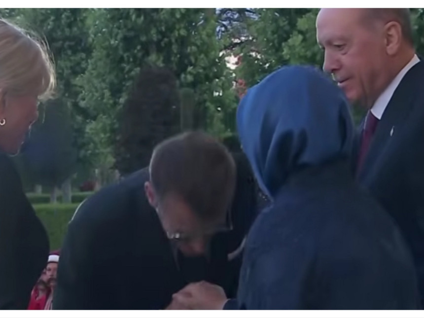 Макрон покушао да пољуби руку Емине Ердоган (ВИДЕО)