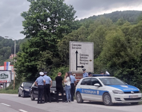 Drama na Palama: Muškarac se popeo na drvo i odbija da siđe