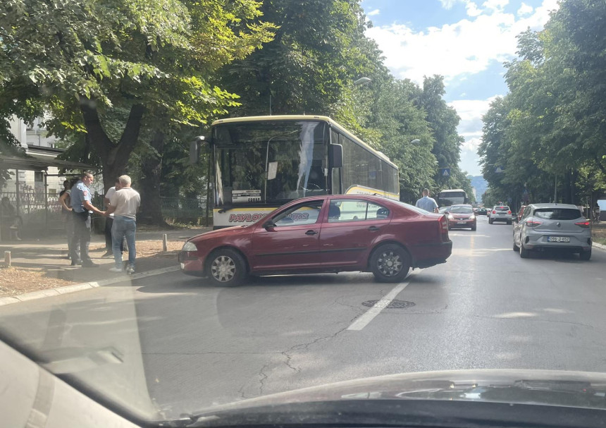 Kolaps u saobraćaju: Sudar automobila i autobusa u Banjaluci