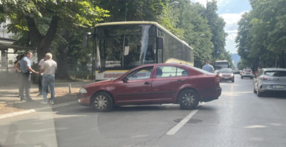 Колапс у саобраћају: Судар аутомобила и аутобуса у Бањалуци