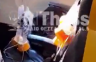 Србин до рамена испао из авиона, спасила га супруга (ВИДЕО)