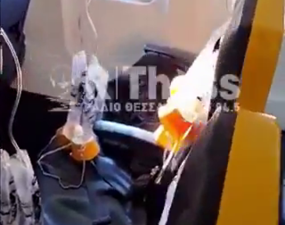 Srbin do ramena ispao iz aviona, spasila ga supruga (VIDEO)
