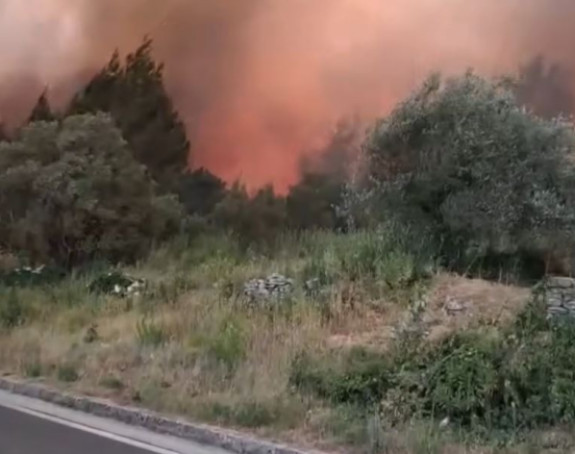 Požar na Korčuli: Zatvorena cesta - stigli kanaderi