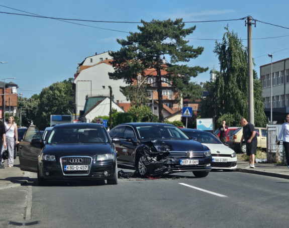 Saobraćajna nezgoda kod Doma zdravlja Bijeljina (FOTO)