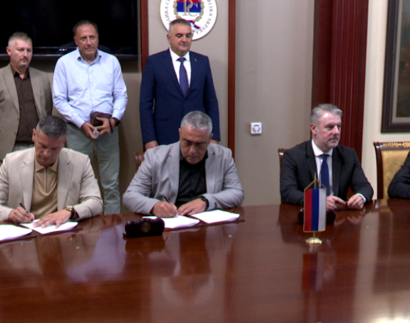 Vlast mami radnike i penzionere zbog glasova? (VIDEO)