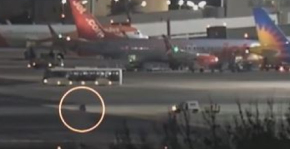 Drama na pisti: Otkotrljao se točak s aviona (VIDEO)