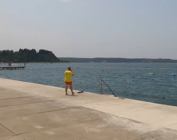 Zatvorena plaža u Portorožu zbog izlivanja goriva u morebog izlivanja goriva u more zatvorena plaža u Portorožu