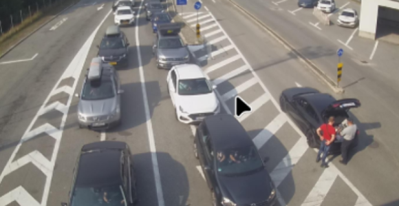 Na više graničnih prelaza veoma duge kolone vozila