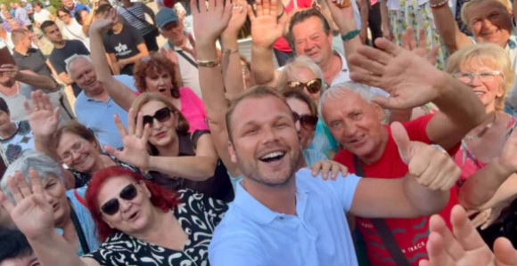 Stanivuković podijelio selfi sa najstarijim sugrađanima