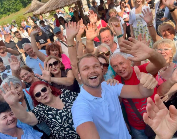 Stanivuković podijelio selfi sa najstarijim sugrađanima