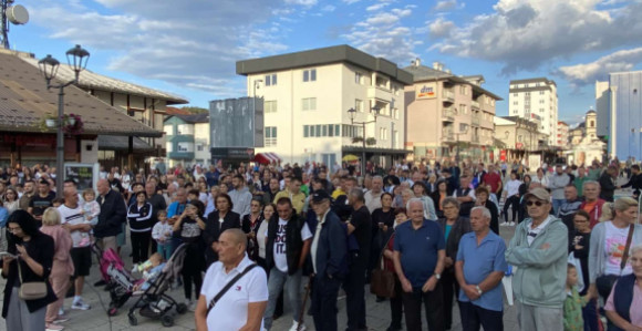 Sa protesta na Palama upućen poziv MUP-u i Tužilaštvu Republike Srpske da istraže prebijanje mladića sa Pala (VIDEO/FOTO)