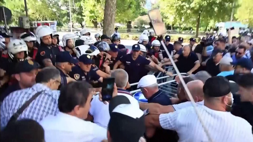 Protesti u Tirani: Sukobi, vodeni topovi i suzavac (FOTO)