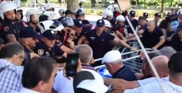 Protesti u Tirani: Sukobi, vodeni topovi i suzavac (FOTO)