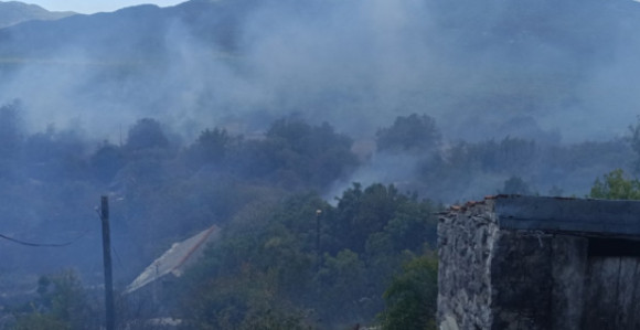 Trebinje: U Humu izbio požar, vatrogasci brane kuće (FOTO)