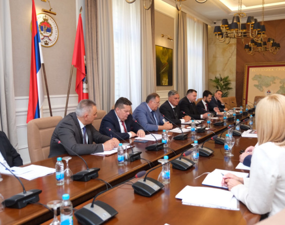 Političko podaništvo pred vođom: Kako lični interesi i nedostatak vizije uništavaju budućnost mladih