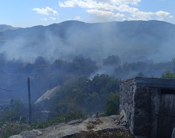 Trebinje: U Humu izbio požar, vatrogasci brane kuće (FOTO)