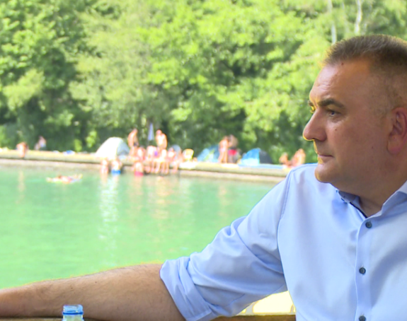 Pogledajte kako Savo "šmeker" kiti glasače, obilazi gradilišta, ali zaboravi režimske novinare pa ga prati samo ekipa BN TV…