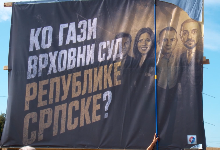 Иако без сагласности власника, билборд ноћас уклоњен?! (видео)