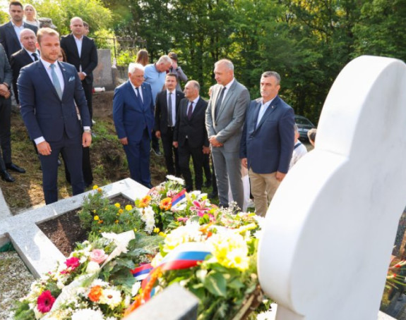 Stanivuković položio vijenac na grob Slobodana Stojanovića
