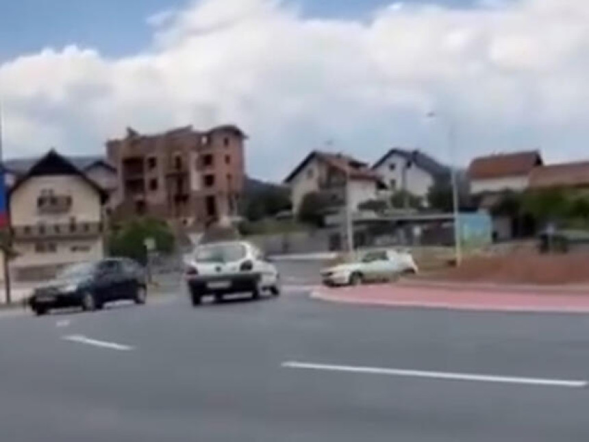 Cirkus na Palama: Nije znao voziti u kružnom toku (VIDEO)
