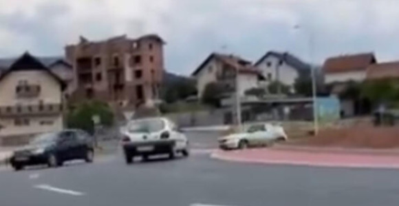 Cirkus na Palama: Nije znao voziti u kružnom toku (VIDEO)