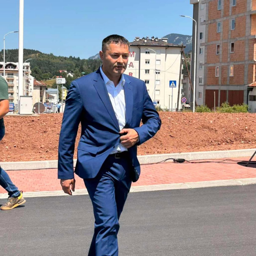 NEVIĐEN PREDIZBORNI SKANDAL NA PALAMA: SNSD-ov poslanik novcem javnog preduzeća kupuje glasove kokama?! (VIDEO)