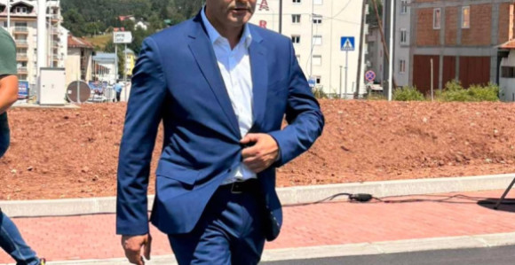 NEVIĐEN PREDIZBORNI SKANDAL NA PALAMA: SNSD-ov poslanik novcem javnog preduzeća kupuje glasove kokama?! (VIDEO)