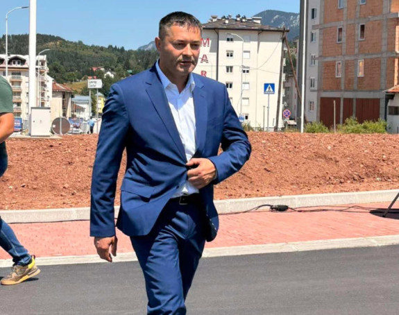 NEVIĐEN PREDIZBORNI SKANDAL NA PALAMA: SNSD-ov poslanik novcem javnog preduzeća kupuje glasove kokama?! (VIDEO)