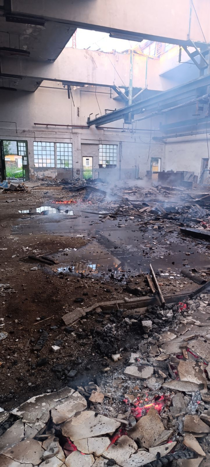 Lokalizovan požar u napuštenoj hali fabrike Jelšingrad