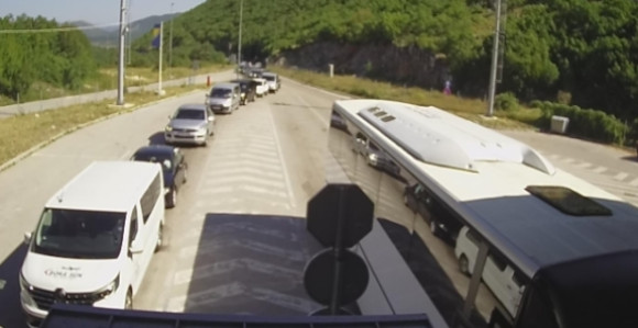 Vozači oprez: Gužva na većini puteva i graničnih prelaza