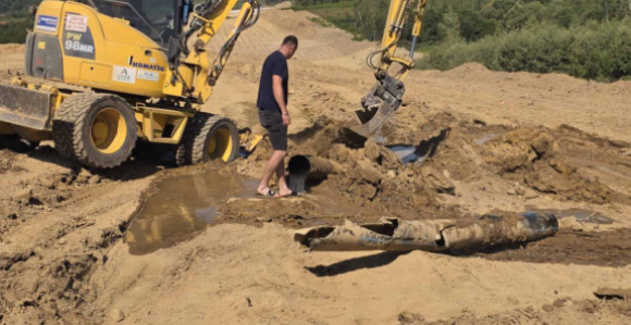 Машине на аутопуту оштетиле водовод, села остала без воде