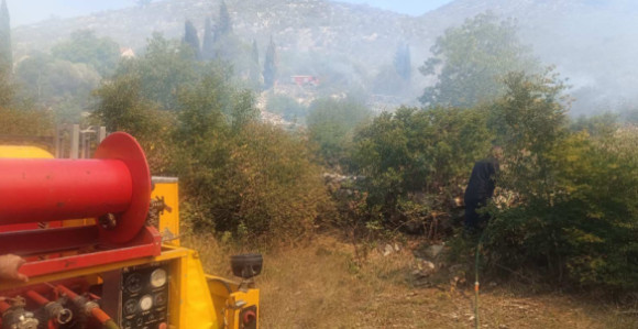 U blizini više sela oko Trebinja aktivni požari (FOTO)